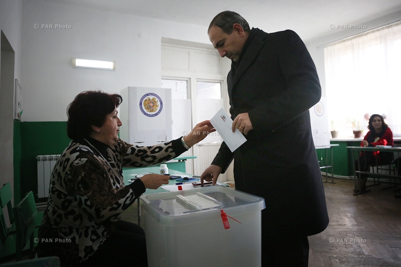 Референдум по внесению изменений в конституцию Армении: Депутат НС Никол Пашинян проголосовал