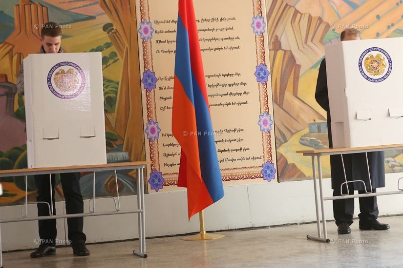 Референдум по внесению изменений в конституцию Армении: Первый президент Армении, лидер оппозиционного АНК Левон Тер-Петросян проголосовал