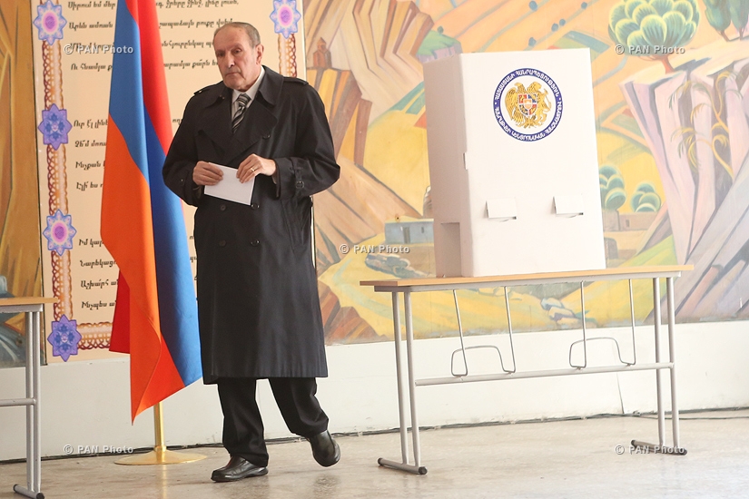 Referendum on constitutional amendments in Armenia: First President of Armenia, leader of opposition Armenian National Congress (ANC) Levon Ter-Petrosyan votes