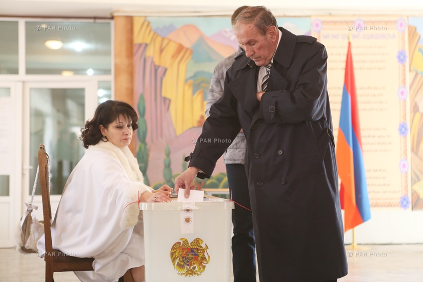 Referendum on constitutional amendments in Armenia: First President of Armenia, leader of opposition Armenian National Congress (ANC) Levon Ter-Petrosyan votes