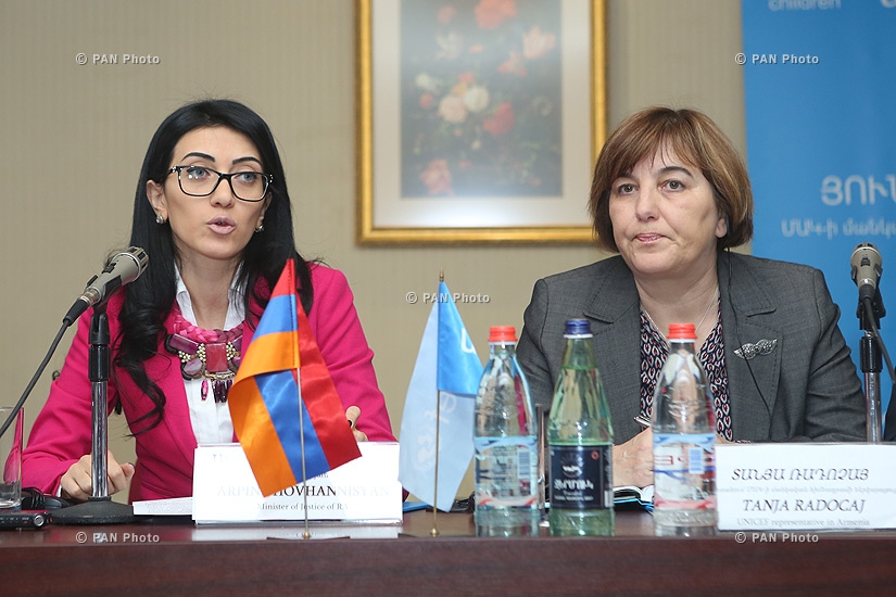 Министр юстиции Армении Арпине Ованнисян и представитель Детского фонда ООН в Армении Таня Радочай приняли участие в первом заседании Совета правосудия для несовершеннолетних