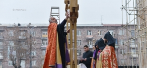 Освящение крестов строящейся церкви в районе Арабкир Еревана