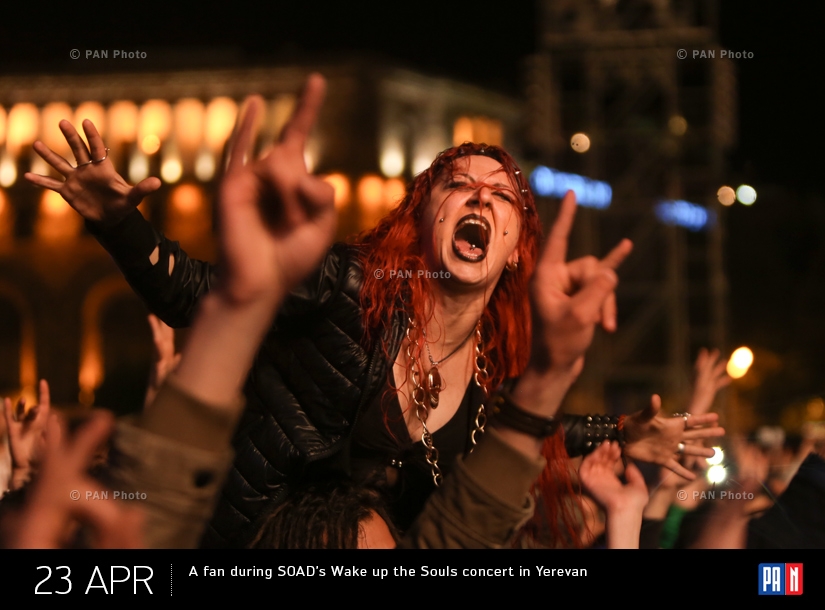 Фанатка во время концерта рок-группы SOAD «Wake up the souls» (Пробудите души) в Ереване