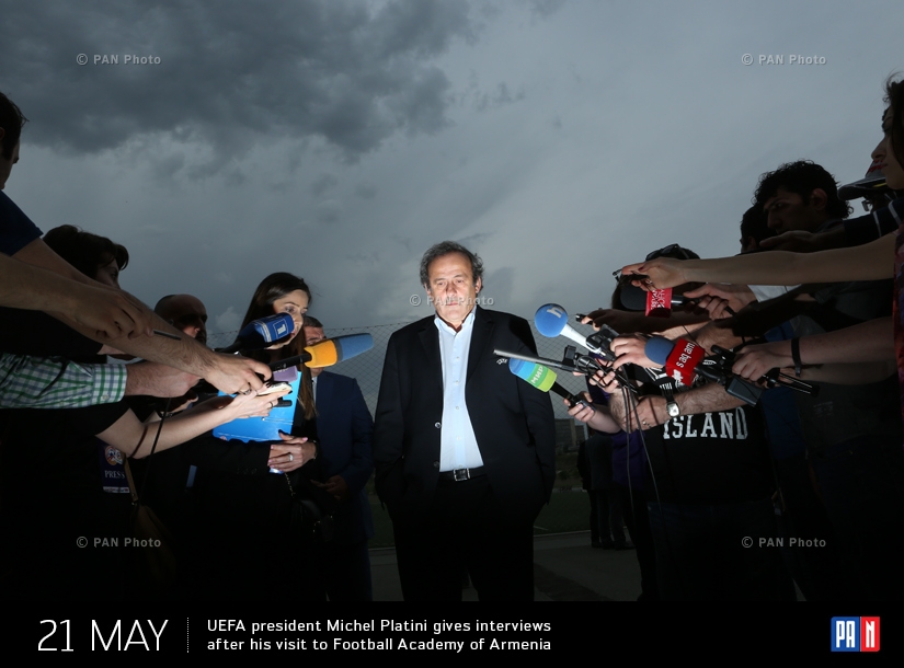 Президента УЕФА Мишель Платини дает интервью после своего визита в  Академию футбола в Ереване