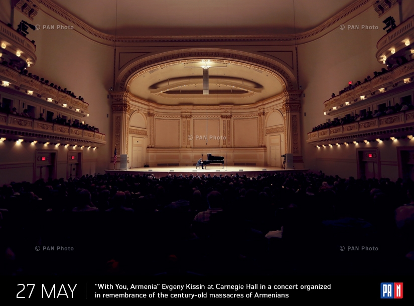 Российский пианист Евгений Кисин во время концерта в Карнеги-холле в Нью-Йорке, в рамках программы «С тобой, Армения: концерт, посвященный столетию Геноцида армян