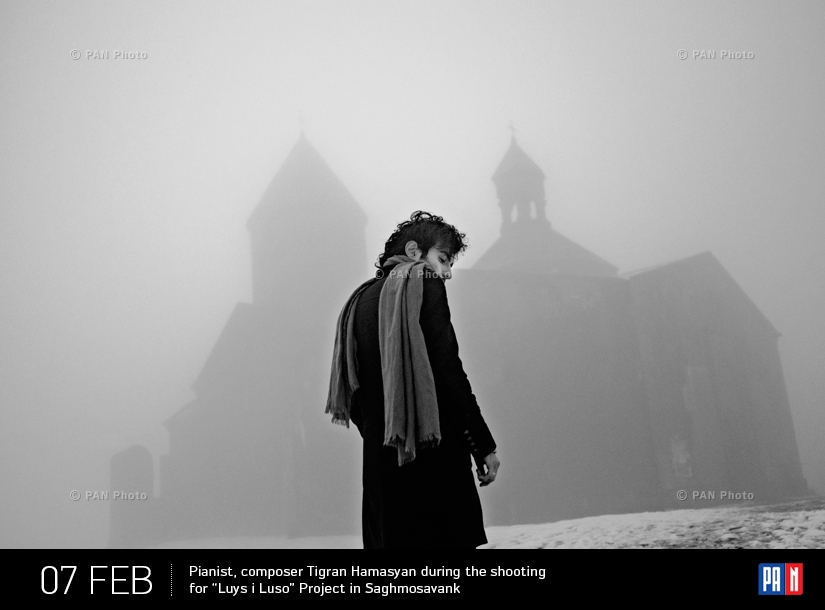 Пианист, композитор Тигран Амасян во время съемок для прокета «Луйс и Лусо» в монастыре Сагмосаванк