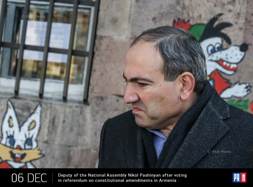 Депутат НС Никол Пашинян после голосования на референдуме по внесению изменений в конституцию Армении