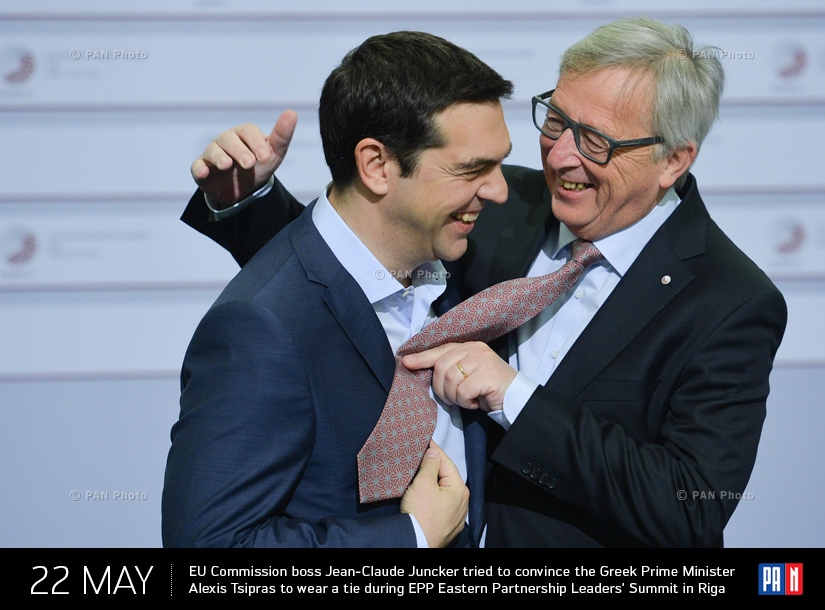 EU Commission boss Jean-Claude Juncker tried to convince the Greek Prime Minister Alexis Tsipras to wear a tie during European People’s Party Eastern Partnership Leaders’ Summit in Riga
