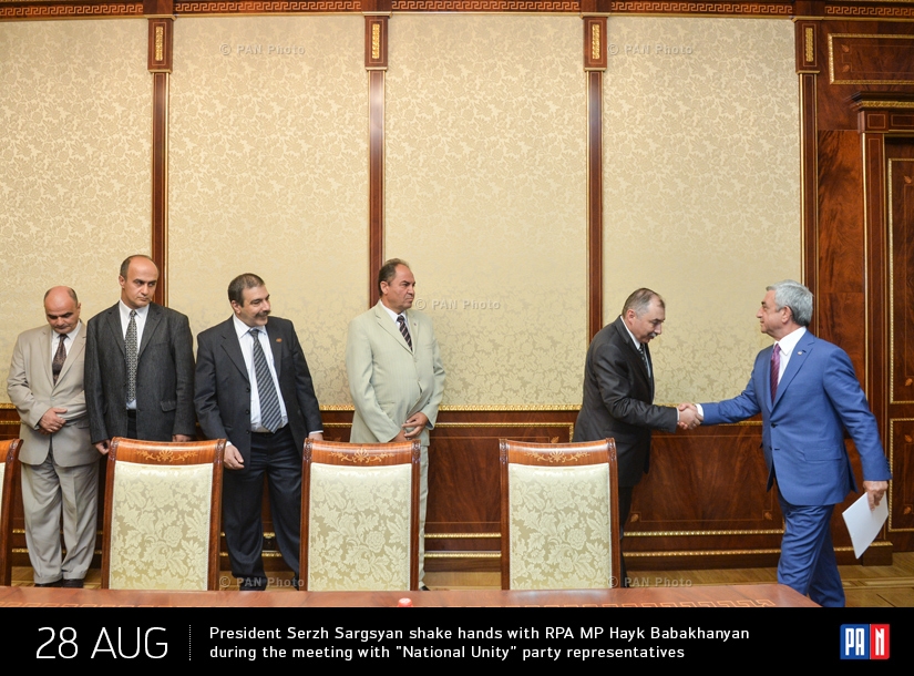 Президент Армении Серж Саргсян здоровается за руку с депутатом от РПА Айком Бабуханяном во время встречи с представителями партии «Национальное единение»