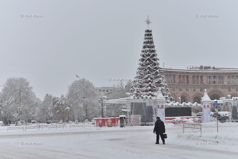 First snowfall of 2016 in Yerevan