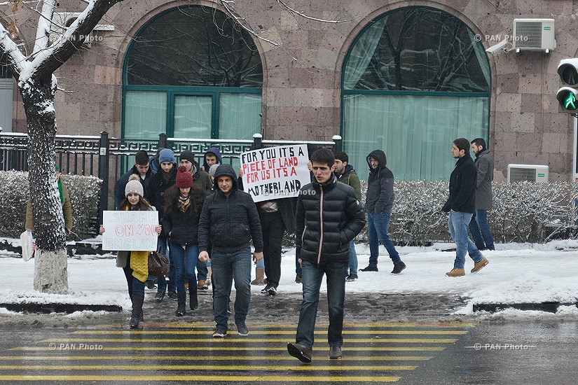 Протест общественного движения «Во имя закона» перед зданием посольства Великобритании в Ереване