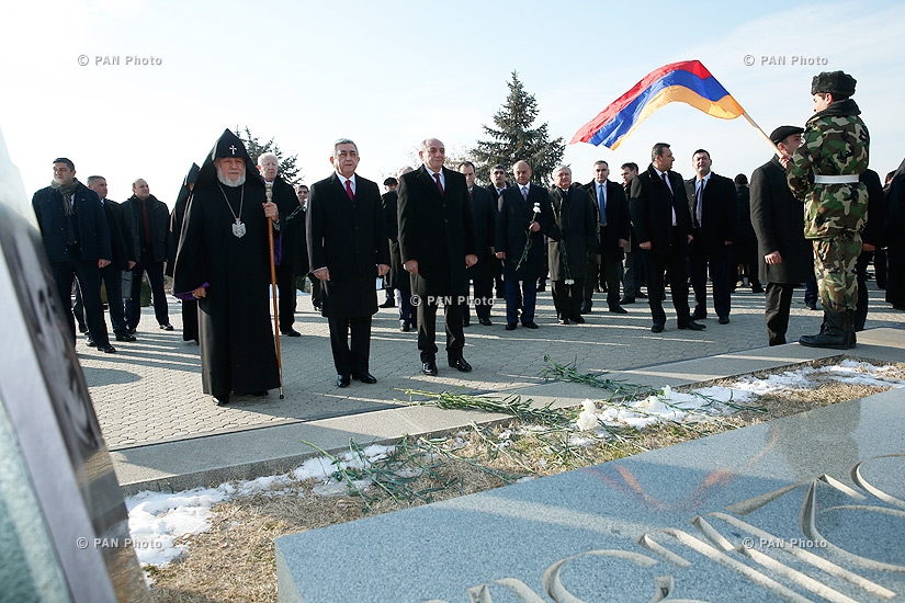 High-ranked officials of Armenia and Artsakh pay a visit to Yerablur memorial on Army Day
