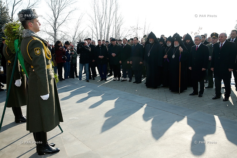 High-ranked officials of Armenia and Artsakh pay a visit to Yerablur memorial on Army Day