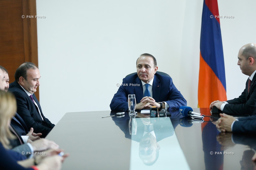 Премьер Армении Овик Абрамян представил нового министра территориального управления и развития Давида Локяна, нового министра экономики Арцвика Минасяна и нового министра образования и науки Левона Мкртчяна
