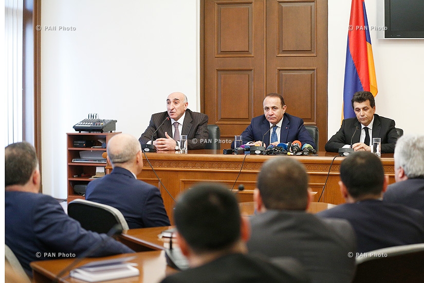 Премьер Армении Овик Абрамян представил нового министра территориального управления и развития Давида Локяна, нового министра экономики Арцвика Минасяна и нового министра образования и науки Левона Мкртчяна