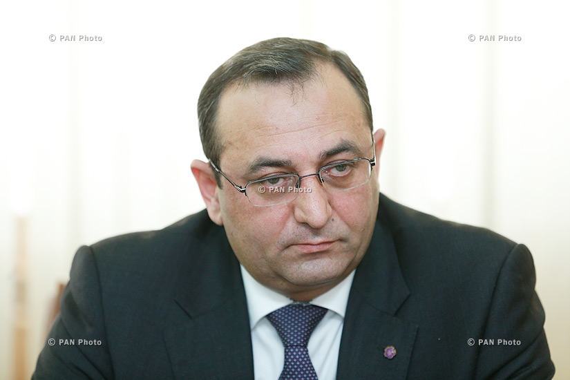 Премьер Армении Овик Абрамян представил нового министра территориального управления и развития Давида Локяна, нового министра экономики Арцвика Минасяна и нового министра образования и науки Левона Мкртчяна