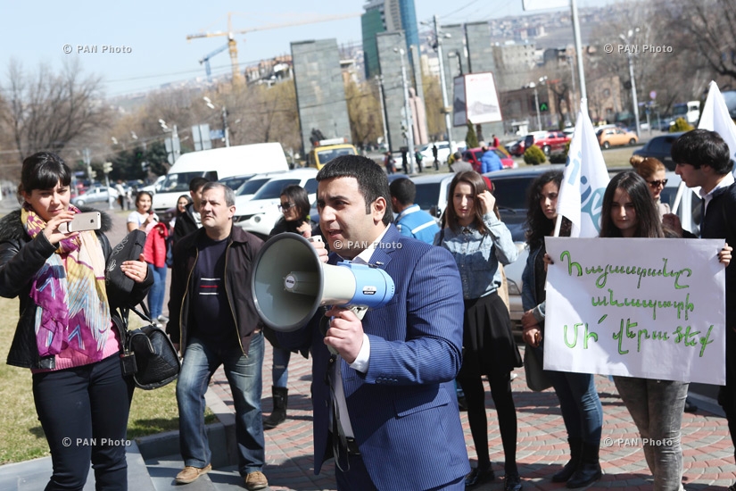 Акция против незаконной вырубки деревьев в центре Еревана