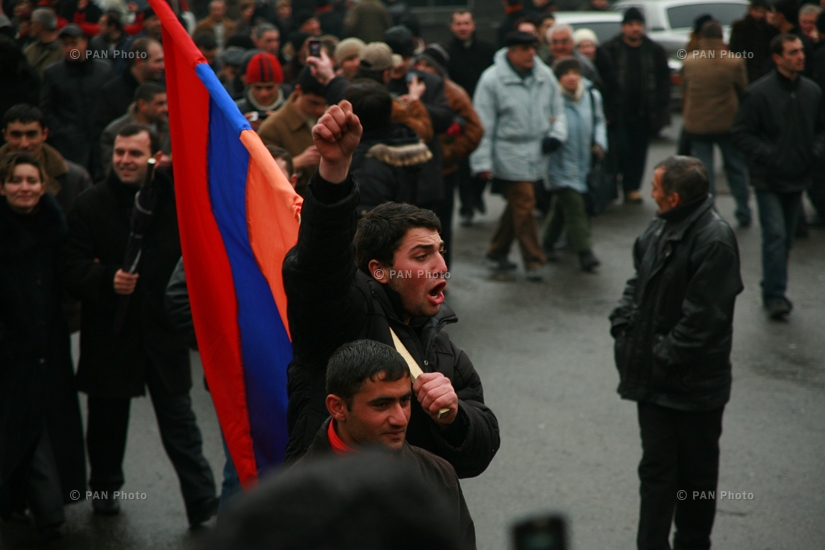 Длящийся несколько дней митинг АНК и разгон демонстрантов при помощи применения силы в Ереване