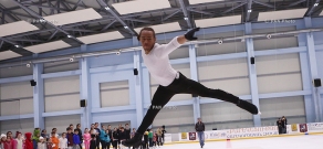 Canadian figure skater Elladj Baldé gives master class to children in Yerevan youth sport school of figure skating and ice-hockey after Irina Rodnina