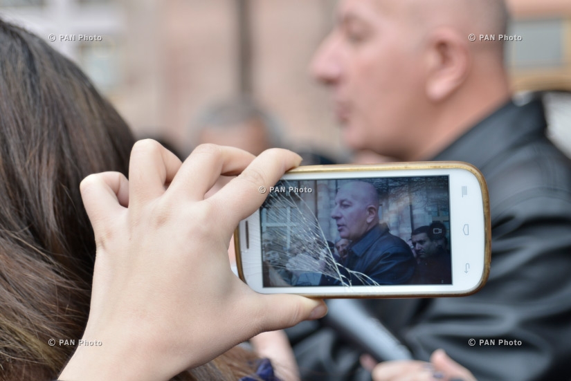 Head of the Department for Reception of Citizens and Discussion of Petitions Alexander Ghazaryan meets with taxi drivers