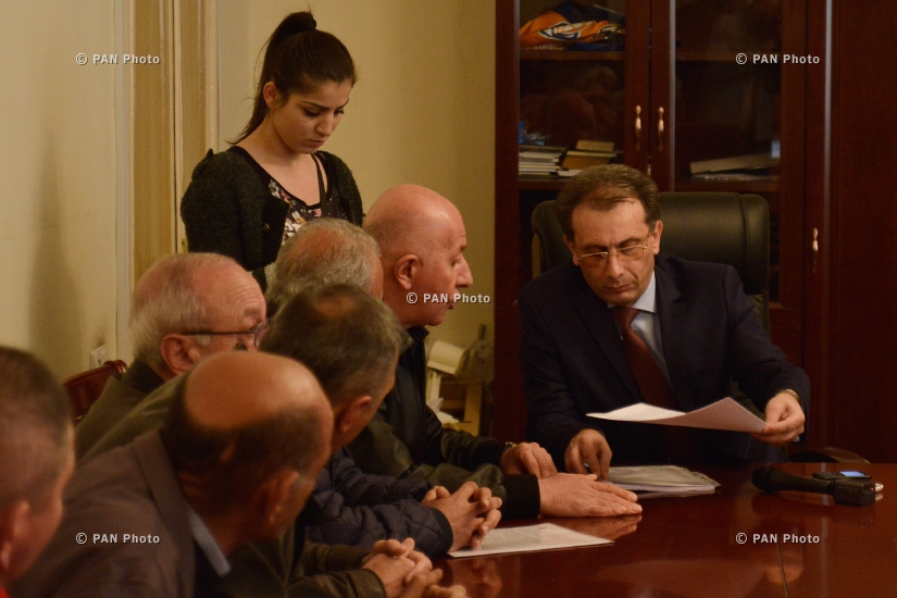 Head of the Department for Reception of Citizens and Discussion of Petitions Alexander Ghazaryan meets with taxi drivers