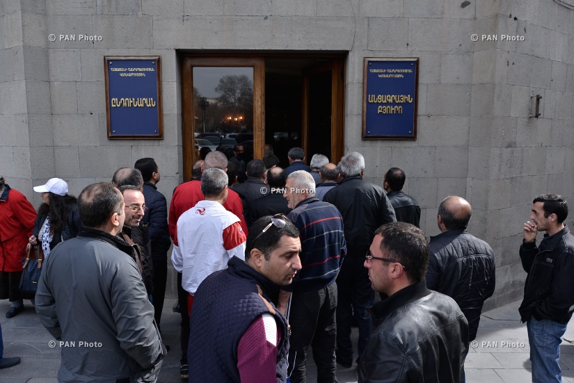 Head of the Department for Reception of Citizens and Discussion of Petitions Alexander Ghazaryan meets with taxi drivers