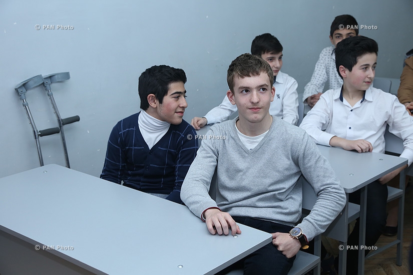World Vision Армения и мэрия Еревана в рамках направленной на стимулирование прикладного образования программы сотрудничества представили инвалидные коляски школе N150 им. Ф. Нансена