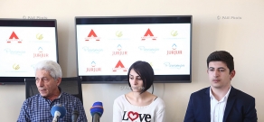 Пресс-конференция главного тренера сборной Армении по стрельбе Сейрана Никогосяна, обладателя золотой медали Молодежного чемпионата Европы Лилит Мкртчян и чемпиона Юношеского чемпионата Европы Завена Игитяна