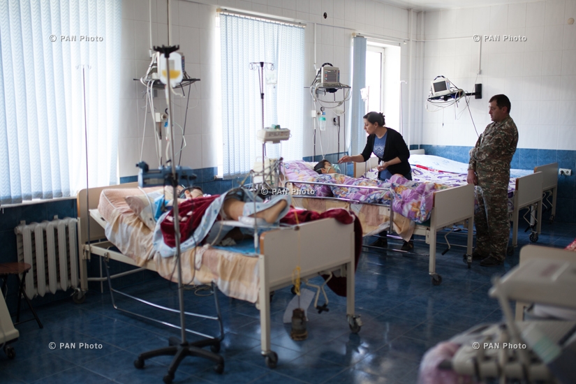 Дети, раненые в результате артобстрела азербайджанскими ВС здания школы карабахского города Мартуни, в Республиканском медицинском центре Степанакерта