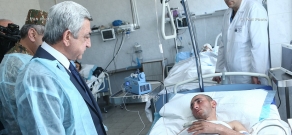 Президент Серж Саргсян навестил армянских военнослужащих, получивших ранения в результате боевых действий на линии соприкосновения карабахских и азербайджанских войск