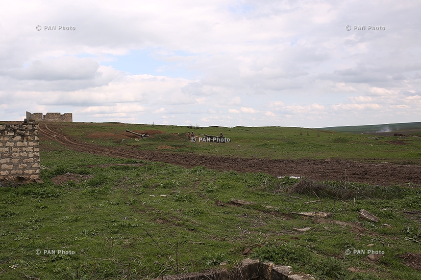 Окопы и артиллерия возле арцахского города Мардакерт 