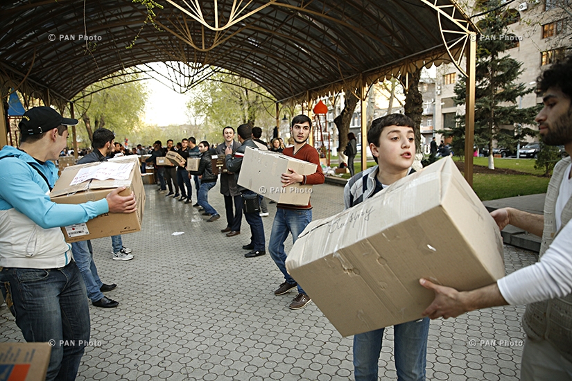 Citizens bring necessity goods to Mashtots Park in support of the Nagorno-Karabakh’s soldiers