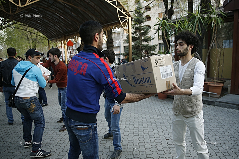 В ереванском парке Маштоца граждане собирают продукты питания и товары первой необходимости в поддержку солдат Нагорного Карабаха