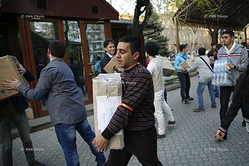 Citizens bring necessity goods to Mashtots Park in support of the Nagorno-Karabakh’s soldiers