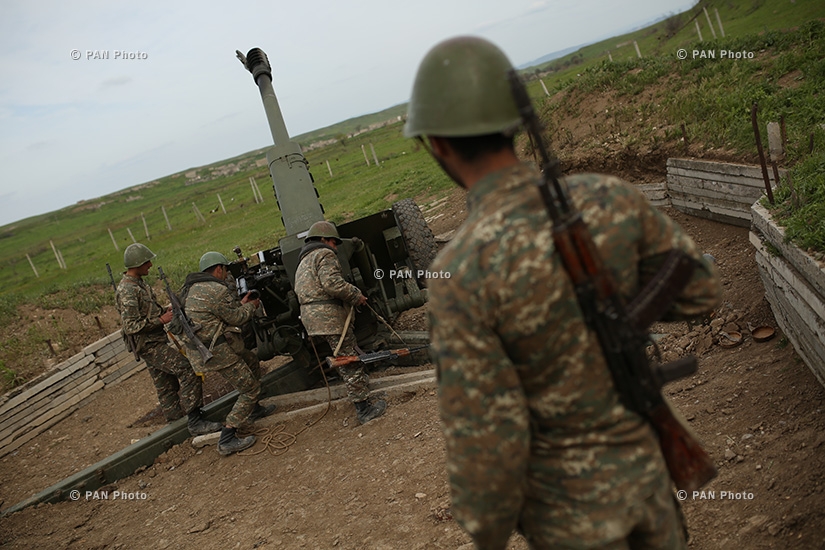 Հրետանավորները լիցքավորում են Դ-30 հաուբիցը ղարաբաղա-ադրբեջանական շփման գծի հարավ-արևելքում