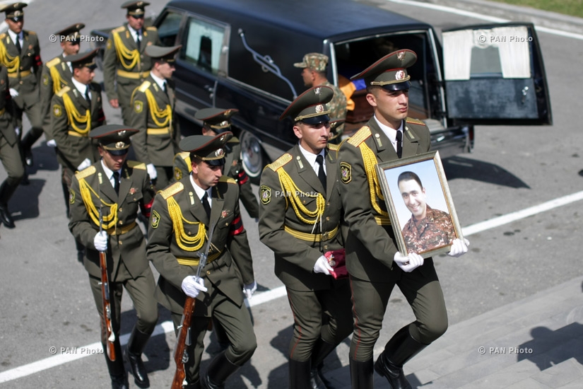 В Ереване похоронили капитана Арменака Урфаняна, погибшего на линии соприкосновения ВС НКР и Азербайджана