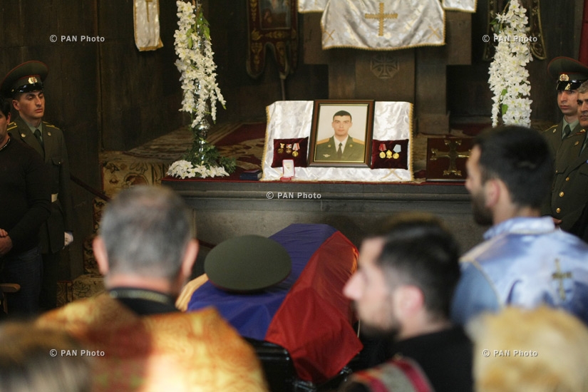 В церкви Св. Аствацацина в Ереване прошла панихида по майору Айку Торояну, погибшему на линии соприкосновения ВС НКР и Азербайджана