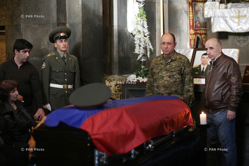 В церкви Св. Аствацацина в Ереване прошла панихида по майору Айку Торояну, погибшему на линии соприкосновения ВС НКР и Азербайджана
