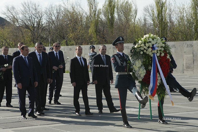 Премьер-министр России Дмитрий Медведев посетил Мемориальный комплекс «Цицернакаберд»