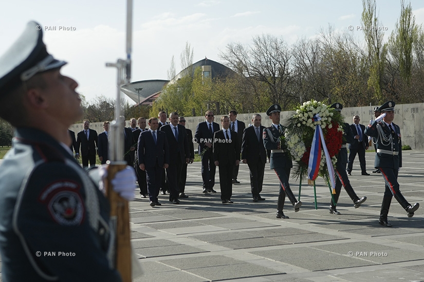 Премьер-министр России Дмитрий Медведев посетил Мемориальный комплекс «Цицернакаберд»