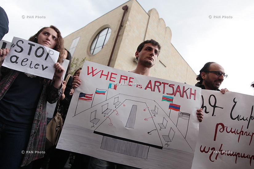 Акция против сопредседателей Минской группы ОБСЕ напротив здания гостиницы Армения Мариотт