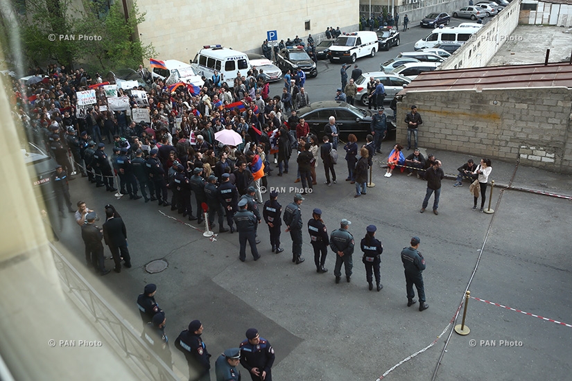 Акция против сопредседателей Минской группы ОБСЕ напротив здания гостиницы Армения Мариотт