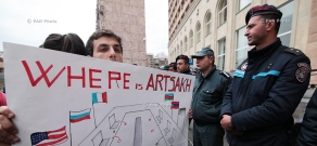 Акция против сопредседателей Минской группы ОБСЕ напротив здания гостиницы Армения Мариотт