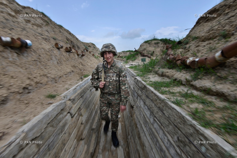 Военнослужащий на боевом посту на линии соприкосновения ВС НКР и Азербайджана на мартунинском направлении