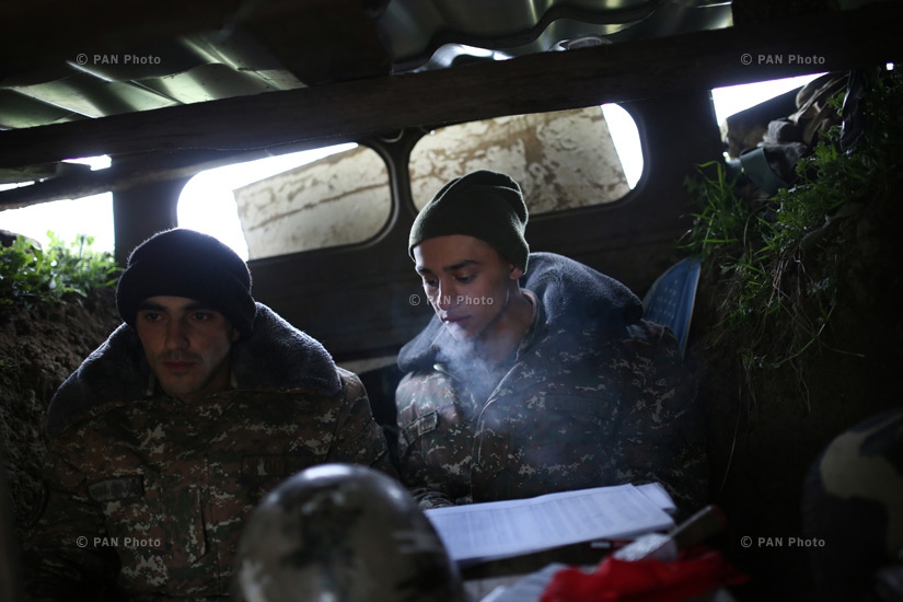 Армянские военные 27 летний Ваге Аванесян и 19 летний Арутюн Гаспарян на их артиллерийские позиции  в Мардакертском районе Нагорно-Карабахской Республики