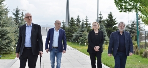 Российский хореограф, балетмейстер Борис Эйфман и филантроп Константин Лусигнан-Рижинашвили посетили Мемориальный комплекс «Цицернакаберд» и Музей–институт геноцида Армян