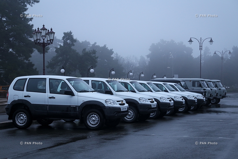 Благотворители Карен Хачатрян и Артур Варжапетян передали в дар Армии обороны НКР пассажирские машины и автомобили «Скорой помощи»