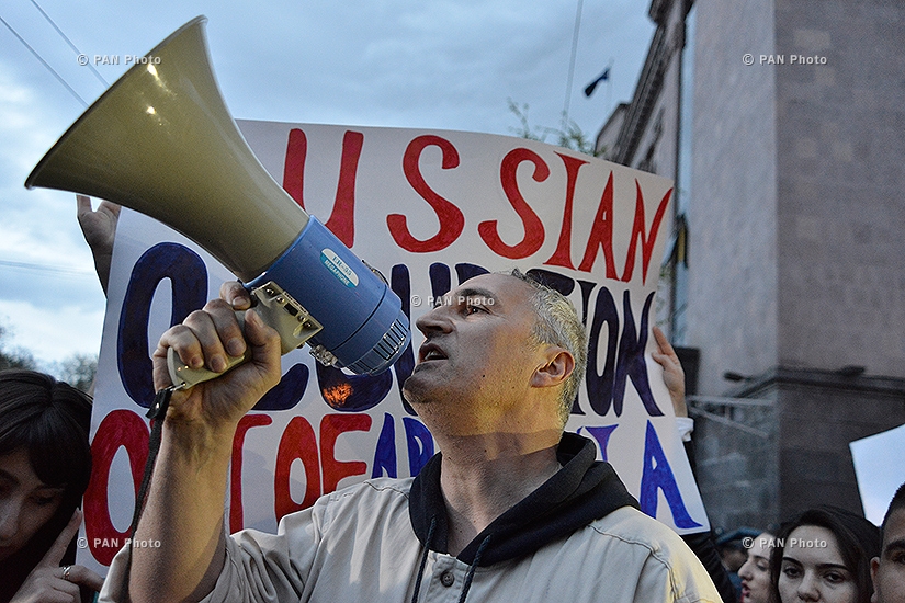 Перед посольством России в Ереване прошел марш протеста против продажи Россией оружия Азербайджану