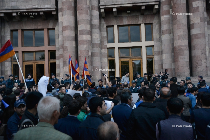 Protest march to Russian Embassy in Armenia against Russia's sale of weapons to Azerbaijan 