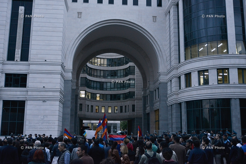 Перед посольством России в Ереване прошел марш протеста против продажи Россией оружия Азербайджану